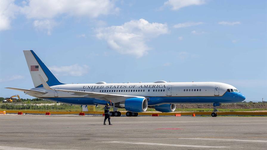 El avión en el que llegó el secretario de Guerra de EE. UU. a RD permanece en el AILA El avión en el que llegó el secretario de Guerra de EE. UU. a RD permanece en el AILA
