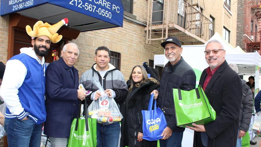 Colón, Tallaj y Toro encabezan donaciones de pavos y comidas día de Acción de Gracias Colón, Tallaj y Toro encabezan donaciones de pavos y comidas día de Acción de Gracias