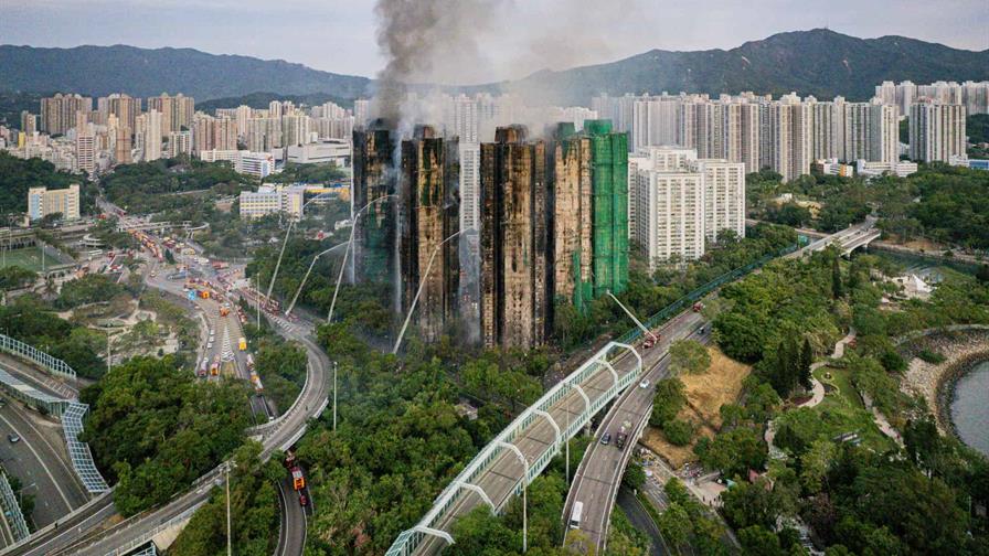 Hong Kong investiga a la constructora del incendio de Tai Po con al menos 94 fallecidos Hong Kong investiga a la constructora del incendio de Tai Po con al menos 94 fallecidos