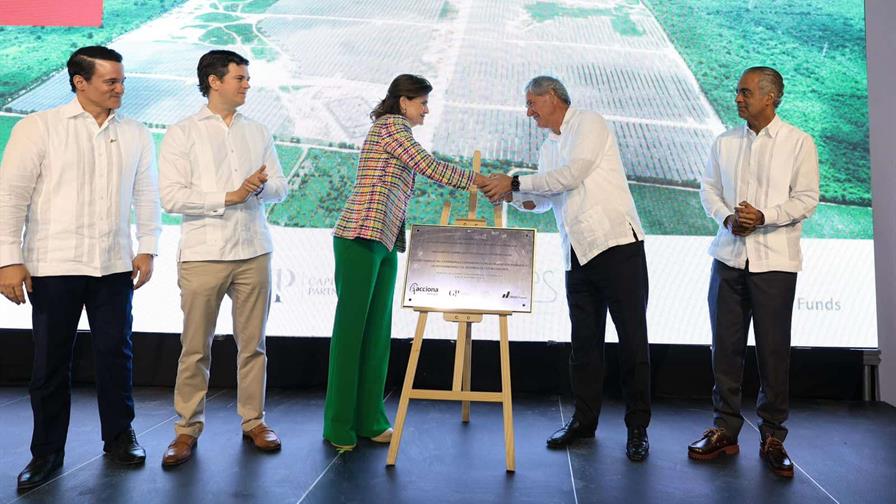 Raquel Peña  inaugura planta fotovoltaica más grande del Caribe