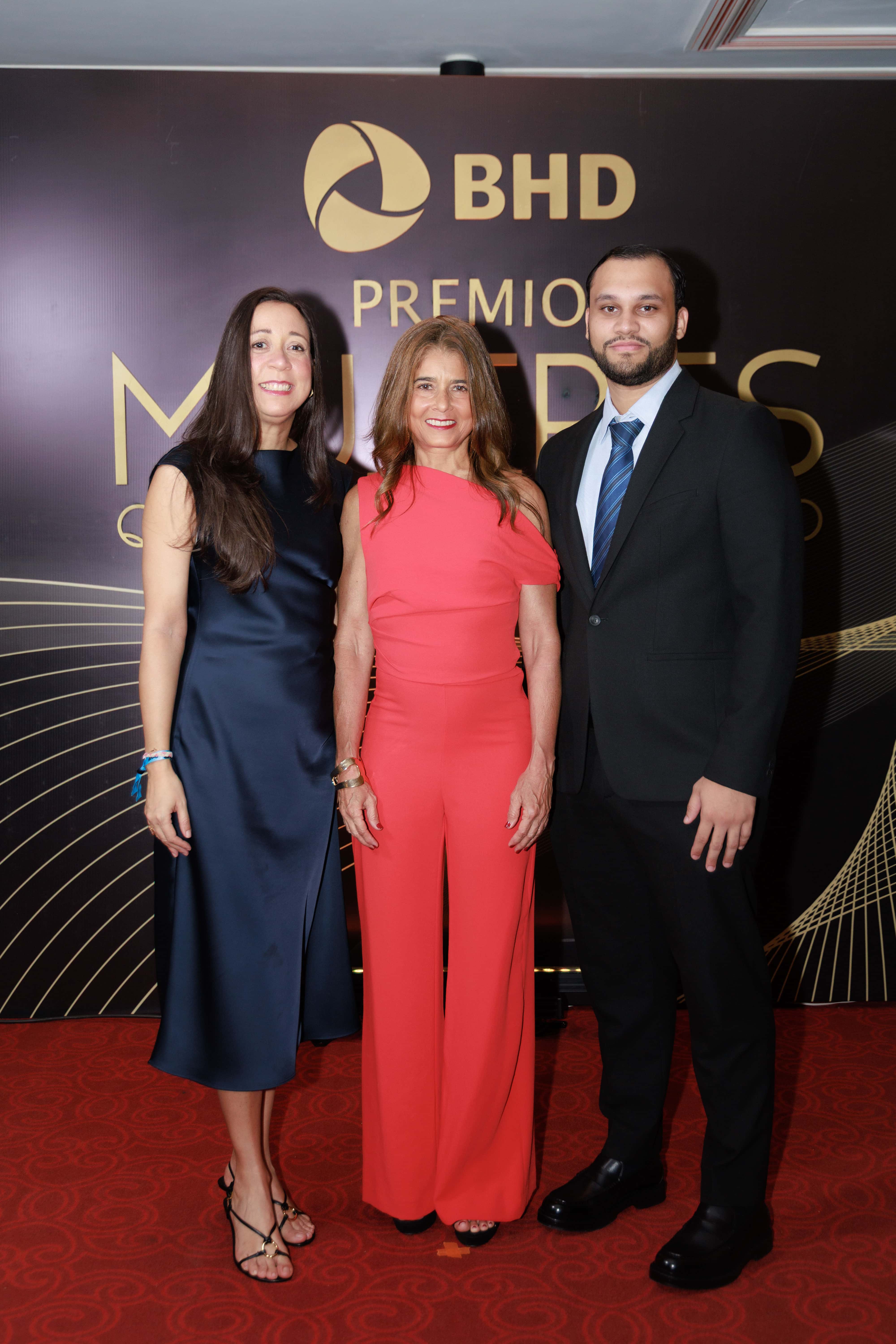 Kirsy Rosa, Carolina Ureña y Enrique Rodríguez.