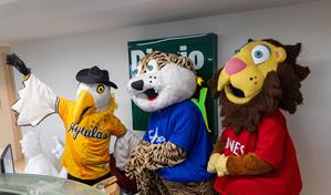 La pelota de Altice visita la redacción de Diario Libre junto a las mascotas de la Lidom