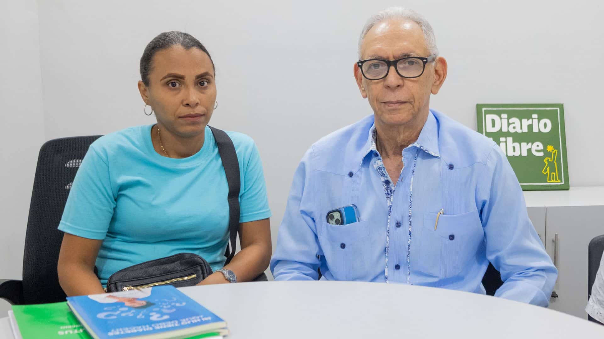 El pediatra endocrinólogo Elbi Morla, junto a la madre de uno de los niños con diabetes del programa Promedia.