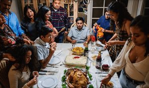 Las sillas vacías en la mesa de Acción de Gracias de familias migrantes en EE. UU.