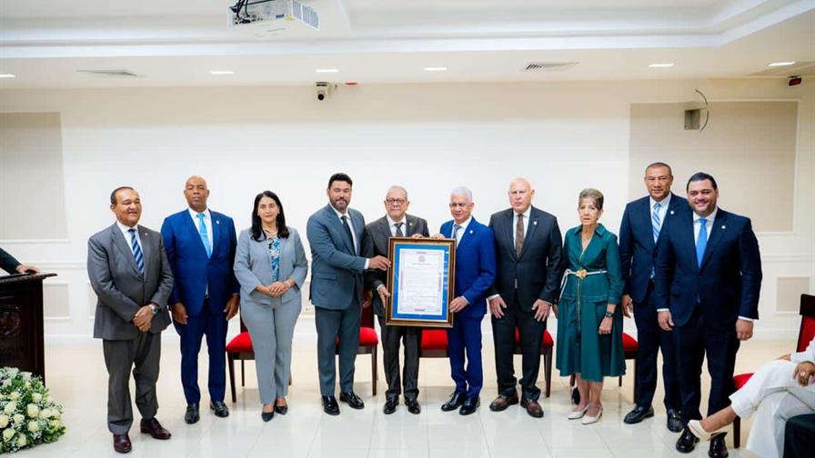 El Senado reconoce a Ernesto Veloz por sus 30 años de aportes al turismo El Senado reconoce a Ernesto Veloz por sus 30 años de aportes al turismo