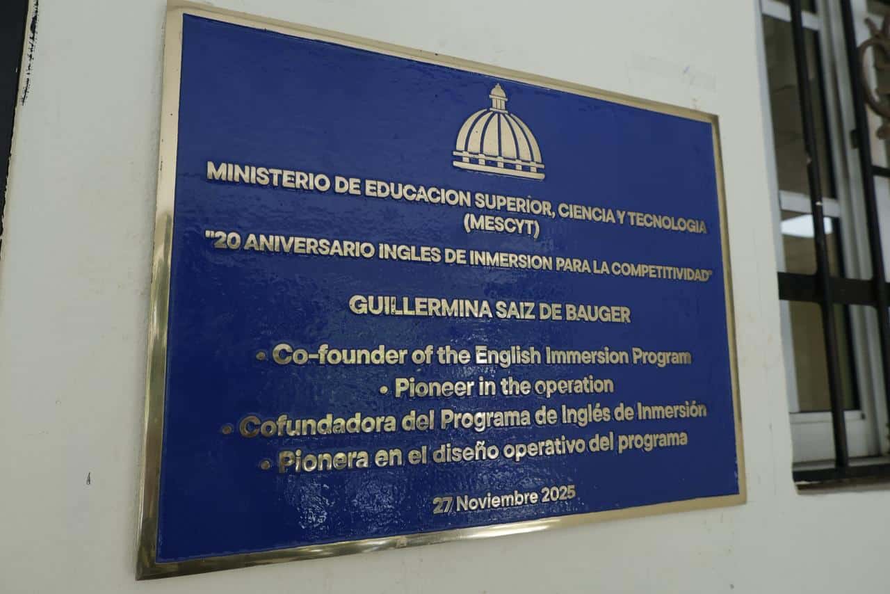 Placa en honor a Guillermina Saiz de Bauger, cofundadora y pionera en el diseño operativo del Programa Inglés por Inmersión.