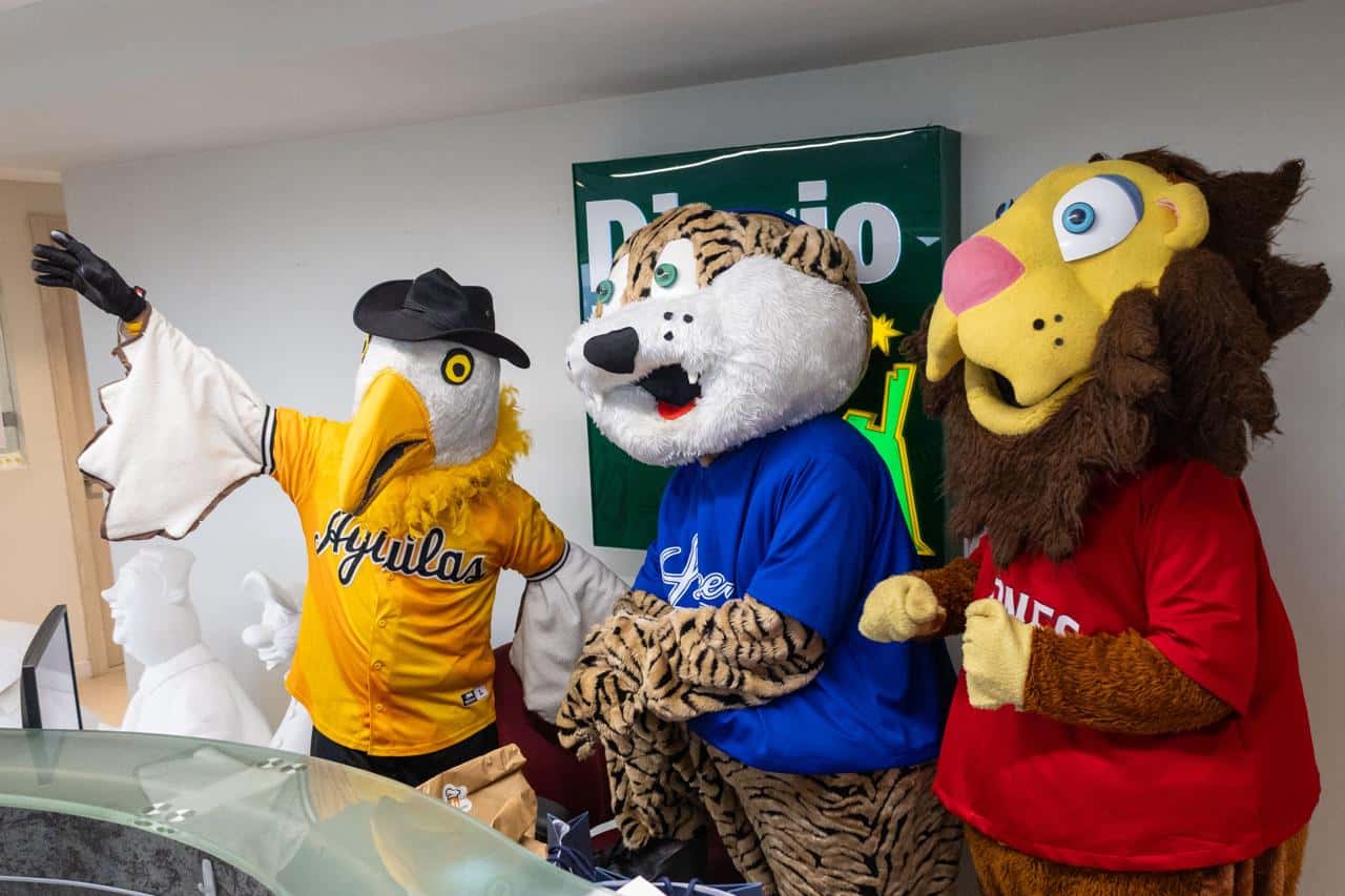 Tres de las mascotas oficiales de la Liga Dominicana de Béisbol: Tiguerito (Tigres del Licey), Rufo (Leones del Escogido) y Aguilita (Águilas Cibaeñas) durante su visita a Diario Libre.