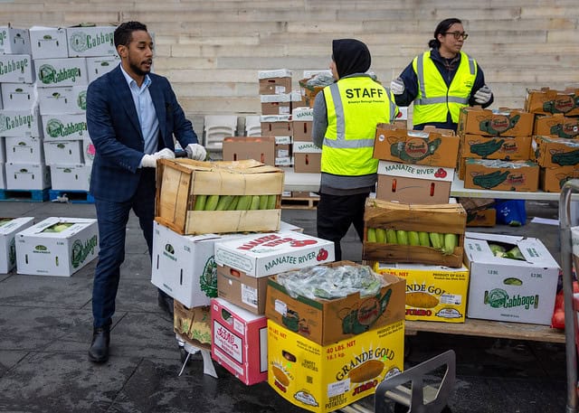 El presidente del distrito de Brooklyn, Antonio Reynoso, entreg&oacute; su distribuci&oacute;n anual de alimentos por el d&iacute;a de Acci&oacute;n de Gracias.