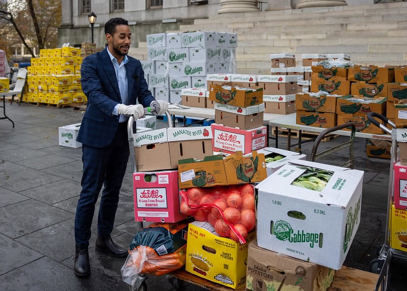Reynoso afirm&oacute; que la iniciativa busca aliviar el impacto de la inseguridad alimentaria en el distrito.