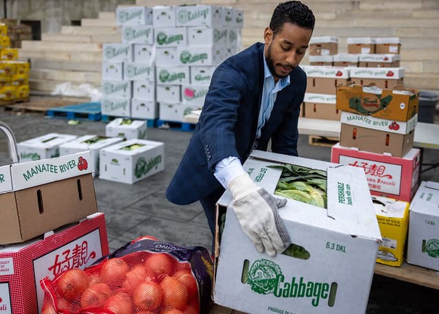 El presidente del distrito de Brooklyn, Antonio Reynoso,entreg&oacute; su distribuci&oacute;n anual de alimentos por Acci&oacute;n de Gracias