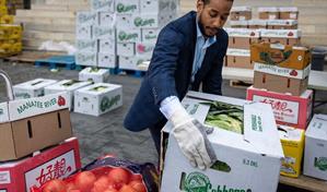 El dominicano Antonio Reynoso lidera la distribución de alimentos en Brooklyn para Acción de Gracias