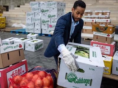 Antonio Reynoso entrega alimentos en Brooklyn por Acción de Gracias