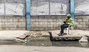 Aceras deterioradas y agua estancada afectan a residentes de Guaricano