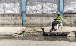 Aceras deterioradas y agua estancada afectan a residentes de Guaricano