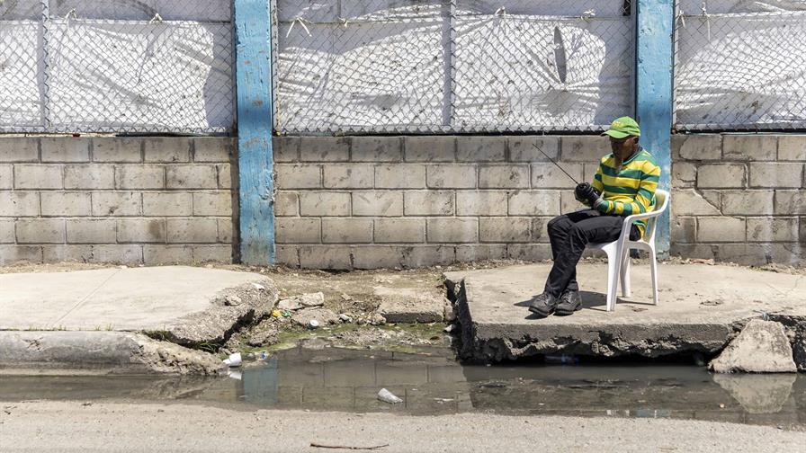 Aceras deterioradas y agua estancada afectan a residentes de Guaricano