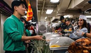 Embajadora de EE. UU. en RD cena con soldados en portaaviones por Día de Acción de Gracias