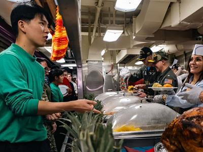 Embajadora de EE. UU. en RD comparte con soldados en el portaaviones