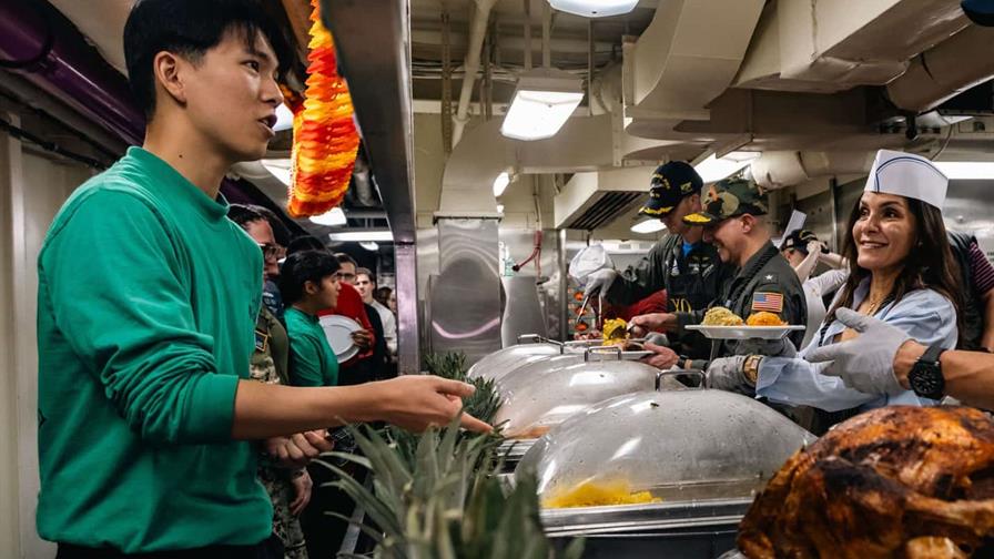 Embajadora de EE. UU. en RD cena con soldados en portaaviones por Día de Acción de Gracias Embajadora de EE. UU. en RD cena con soldados en portaaviones por Día de Acción de Gracias