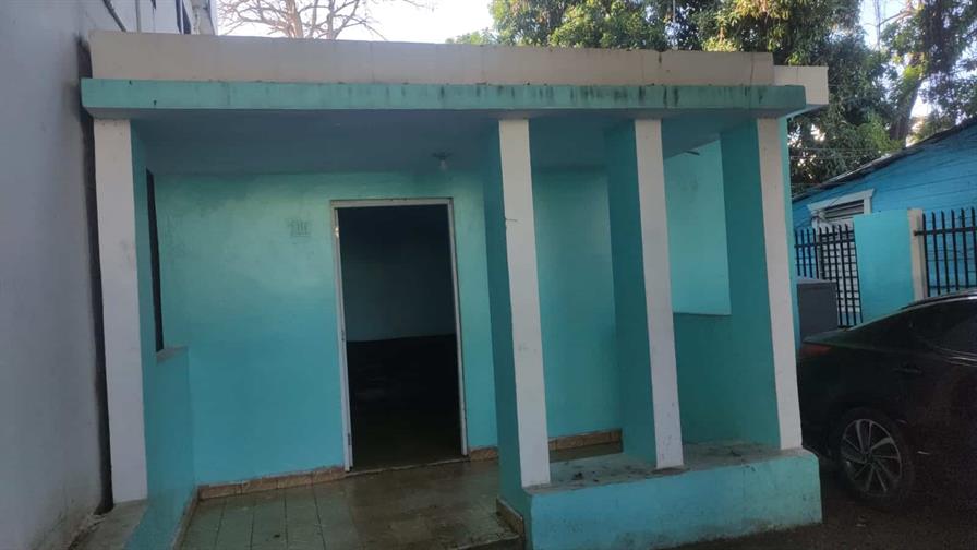 Estudiantes de Barahona piden apoyo del Gobierno por deterioro de una casa albergue en SD Estudiantes de Barahona piden apoyo del Gobierno por deterioro de una casa albergue en SD