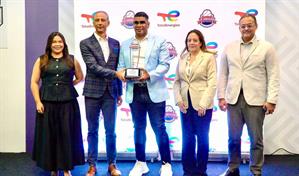 Félix José recibe homenaje de la premiación Los Dominicanos Primero Cuqui Córdova por TotalEnergies
