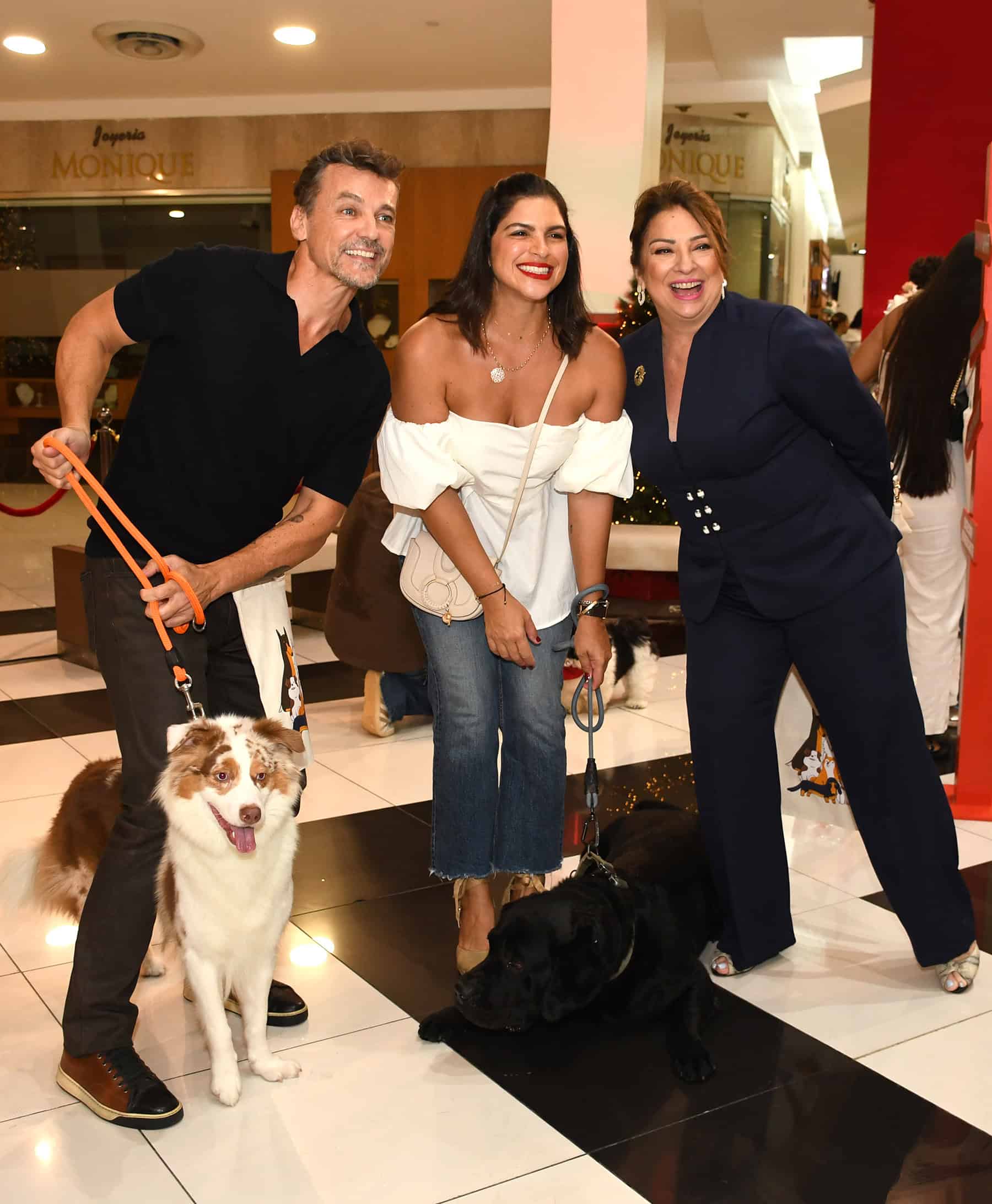 Federico Ozores, Anier Barros y Lissette Selman junto a las mascotas Killua y Aurelio.