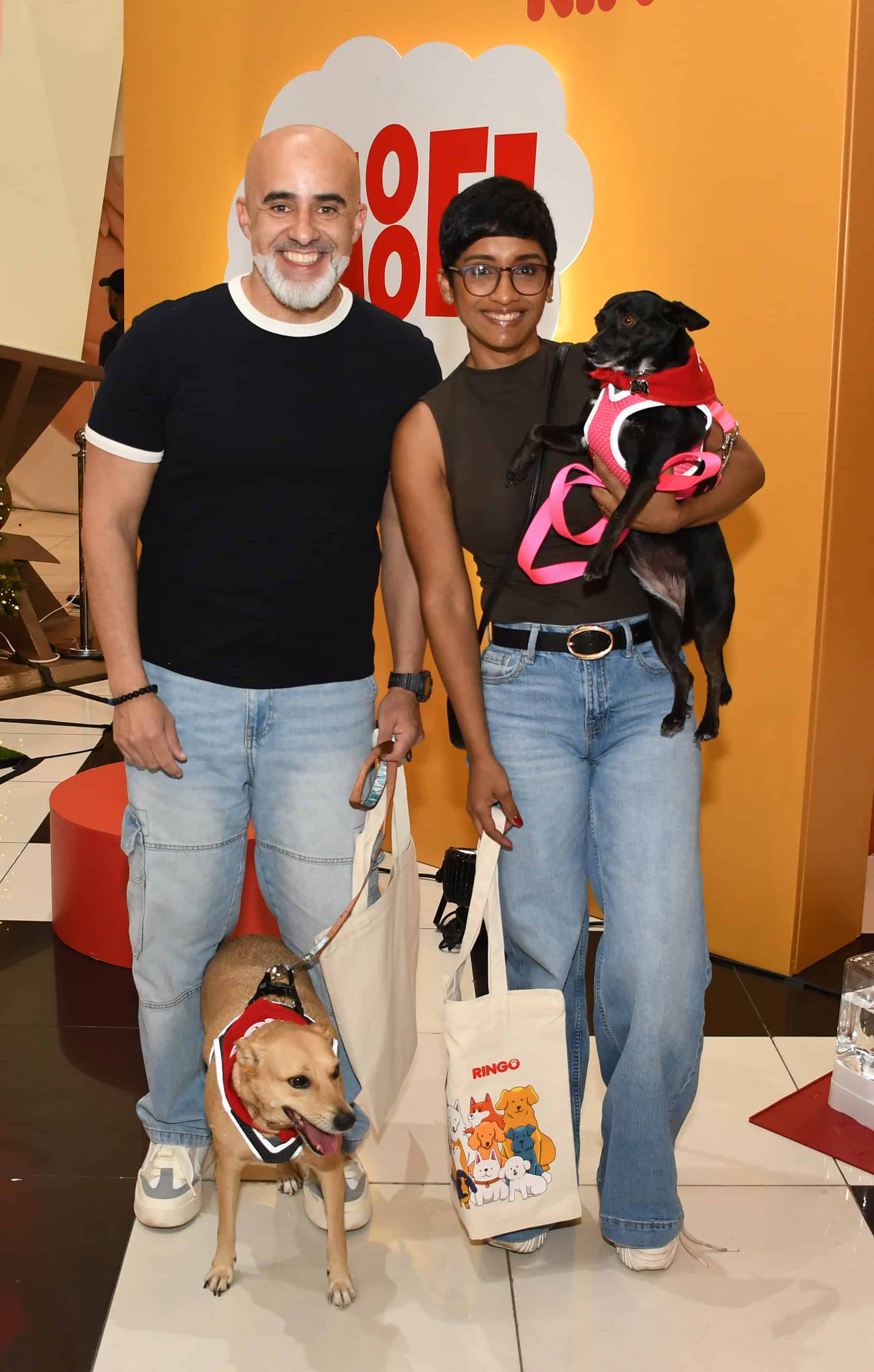 Raúl Grisanty y Elaine Guzmán, junto a sus mascotas Hazel y Lucy.