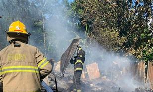 Mujer queda a la intemperie tras incendio que destruyó su casa en Hato Mayor