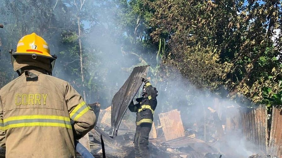 Mujer queda a la intemperie tras incendio que destruyó su casa en Hato Mayor