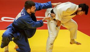 Primer oro de un ruso con himno y bandera desde la reintegración del país al judo