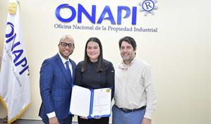 La Onapi otorga patente a nueva fórmula de suspiro dominicano creada por la pastelera Lilliam Fujii