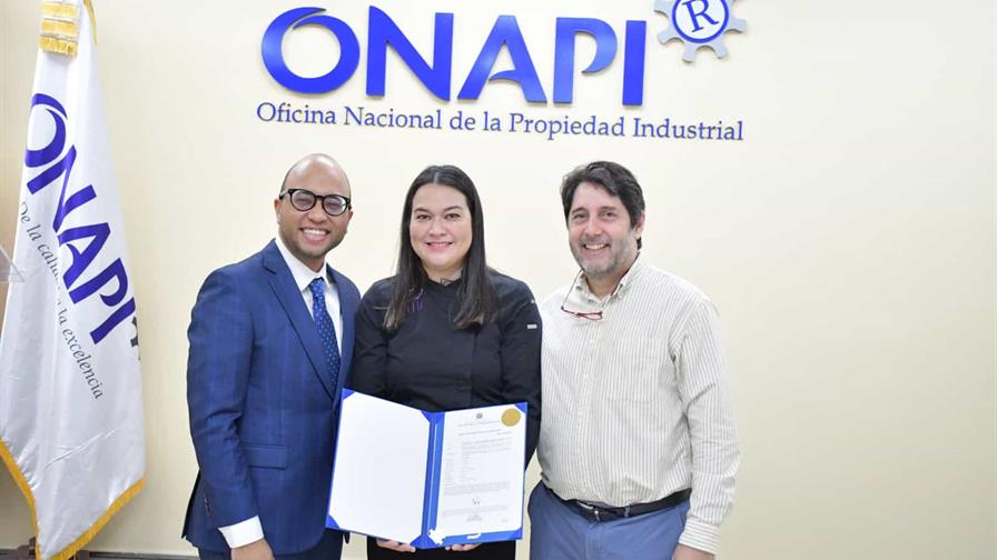 La Onapi otorga patente a nueva fórmula de suspiro dominicano creada por la pastelera Lilliam Fujii La Onapi otorga patente a nueva fórmula de suspiro dominicano creada por la pastelera Lilliam Fujii