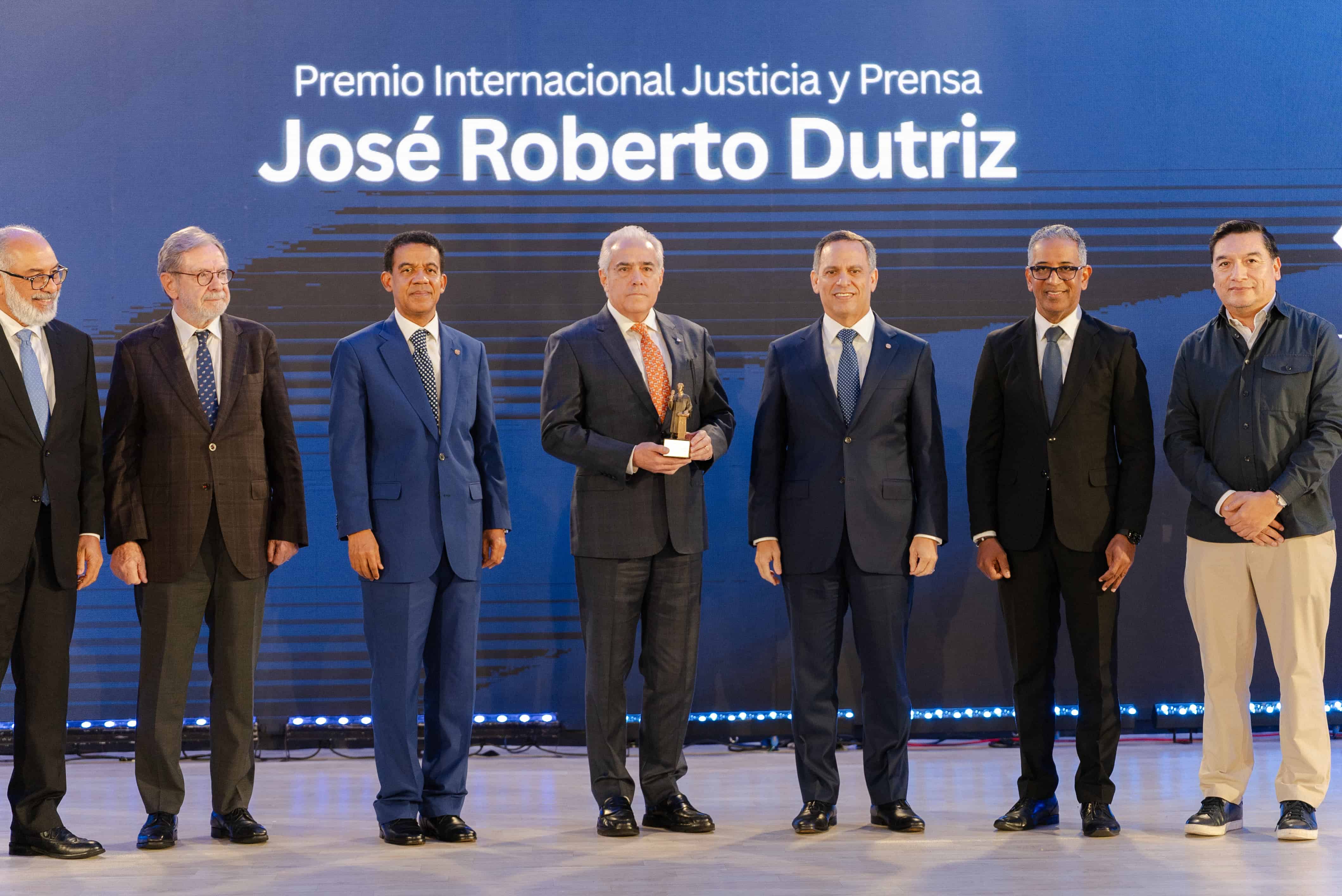Además, se entregó el Premio Internacional "Justicia y Prensa" al doctor José Roberto Dutriz.