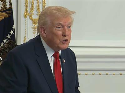 Trump llama estúpida a reportera por preguntar por Biden en tiroteo