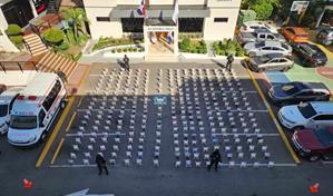 Incautan en Baní el mayor cargamento de coca del 2025; arrestan a tres hombres
