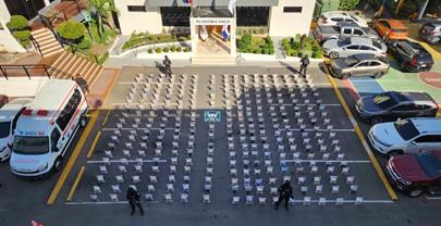 Incautan en Baní el mayor cargamento de coca del 2025; arrestan a tres hombres