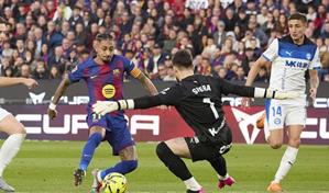 El Barça remonta ante el Alavés y vuelve a ser líder provisional en LaLiga