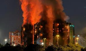 Hong Kong inicia tres días de duelo tras incendio que deja al menos 128 muertos