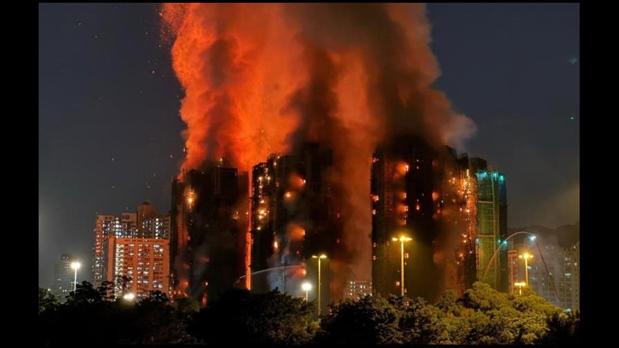 Hong Kong inicia tres días de duelo tras incendio que deja al menos 128 muertos