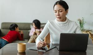 Madres que quieren cuidar sin culpa: ¿cómo podemos conseguir la conciliación real?
