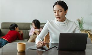Madres que quieren cuidar sin culpa: ¿cómo podemos conseguir la conciliación real?