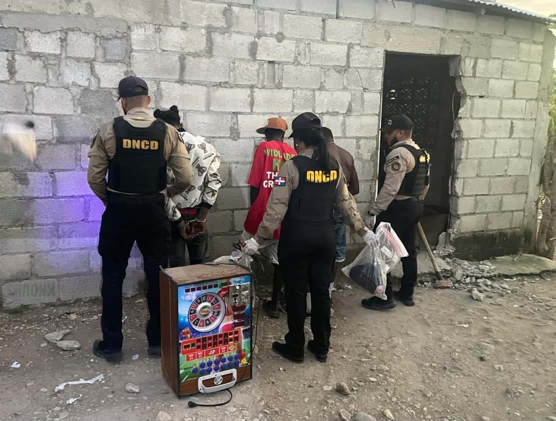 Agentes de la DNCD detienen a varios individuos durante un operativo contra el microtráfico.