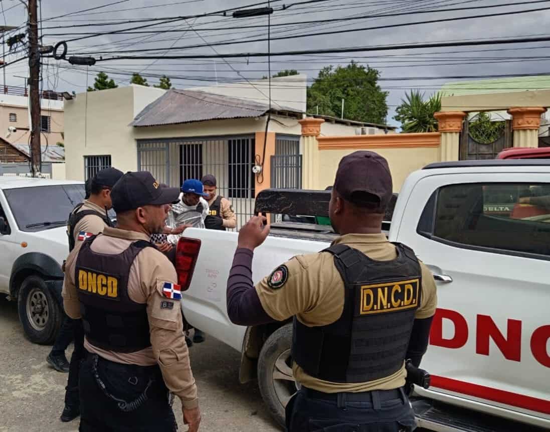 Miembros de la institución arrestan a un hombre.