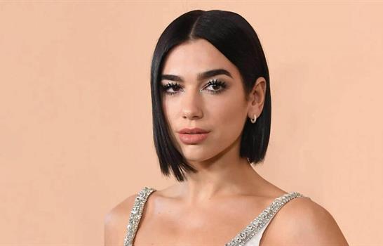 Petro respalda a Dua Lipa tras aglomeraciones de fanáticos frente a su hotel en Bogotá