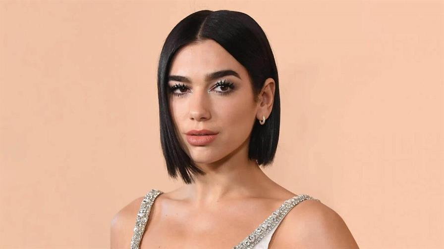 Petro respalda a Dua Lipa tras aglomeraciones de fanáticos frente a su hotel en Bogotá