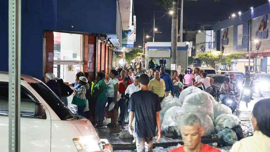 Viernes Negro 2025: dominicanos salen a aprovechar las ofertas pese a la lluvia