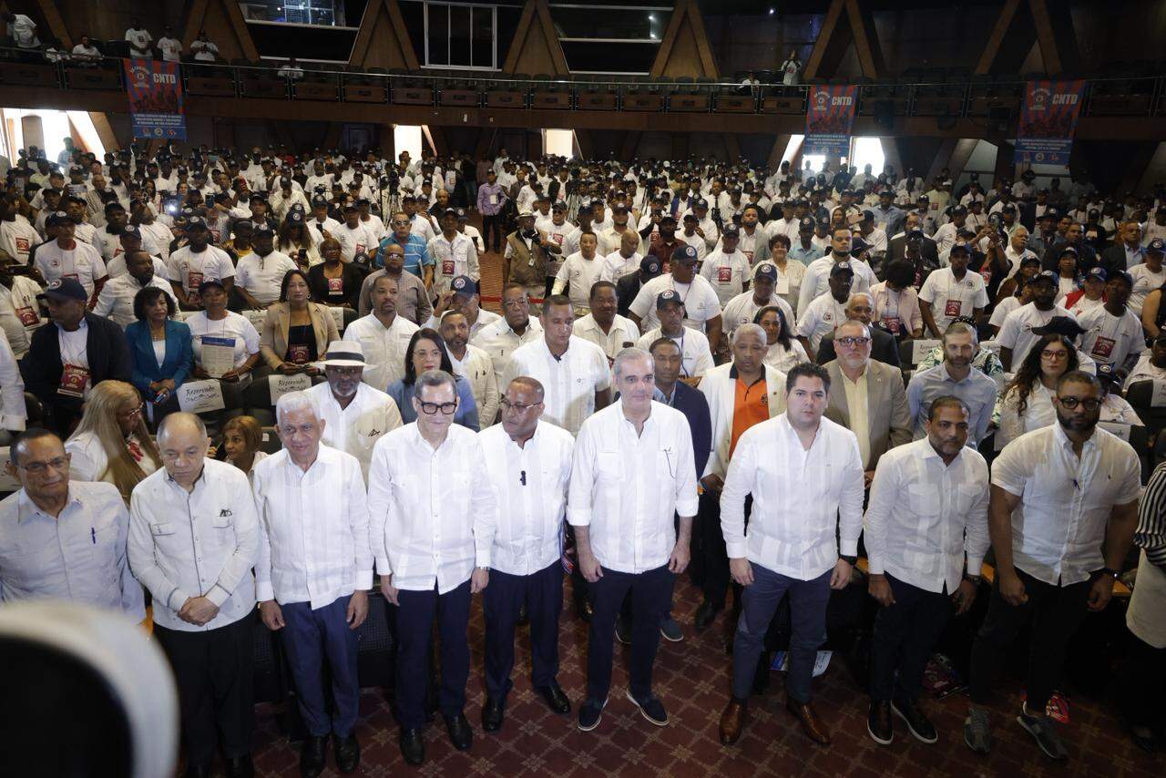 Autoridades y líderes sindicales durante el Congreso.