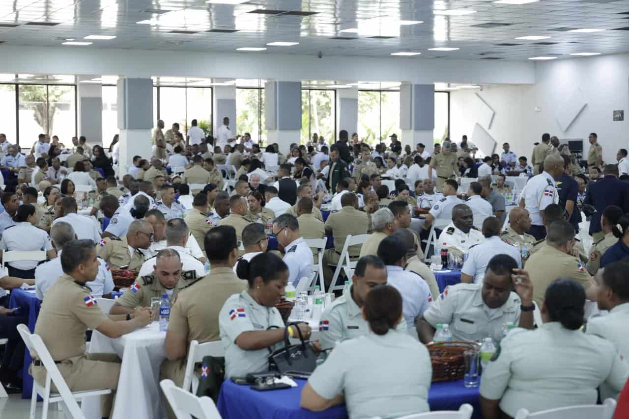 Militares comparten en la actividad navideña.