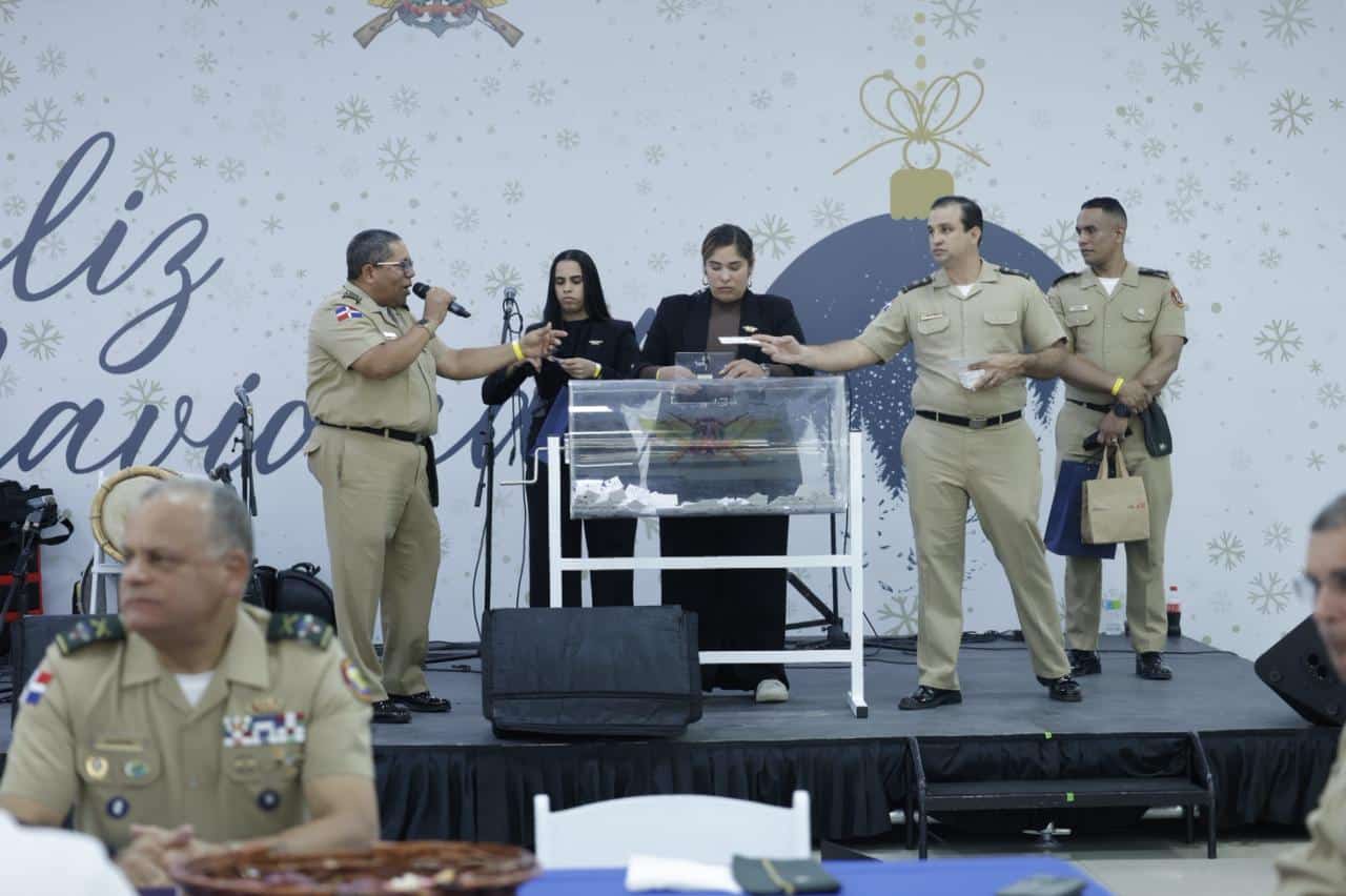 Momento de la rifa en la actividad navideña ofrecida a los miembros de las Fuerzas Armadas.