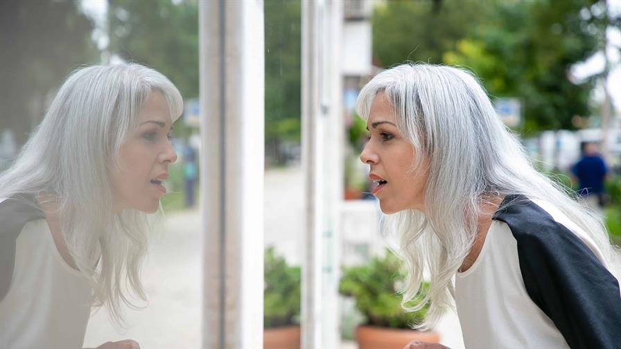 Cómo las canas pueden ser un signo de las defensas del cuerpo contra el cáncer Cómo las canas pueden ser un signo de las defensas del cuerpo contra el cáncer