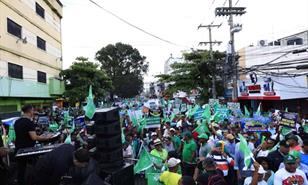 La Fuerza del Pueblo marcha por barrios del DN al ritmo de "esto no lo aguanta nadie"